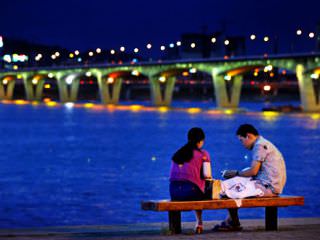 在汉江江边休息的人们