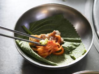 用腌制的苏子叶搭配萝卜、芥末包着吃十分美味