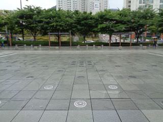 夏季开放的“地面喷泉”，是孩子们避暑嬉戏的好去处