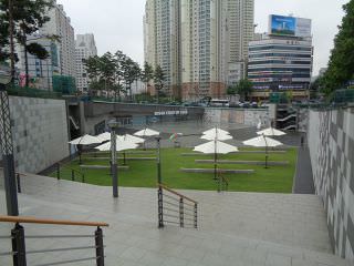 从阶梯下去就是“下沉广场”