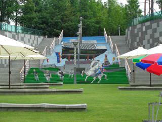 很有特色的壁画阶梯，这里经常举办各种活动