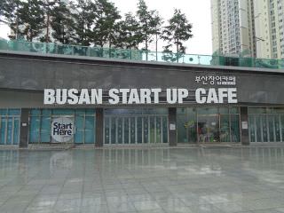 广场内还设有咖啡厅等便利设施