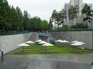 位于釜山西面站东北方向的市民公园“宋象贤广场”