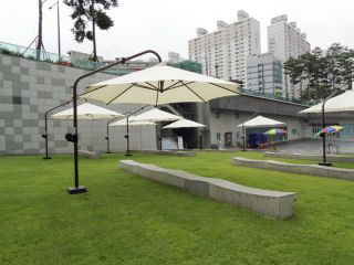 巨大的遮阳伞是休憩的好去处