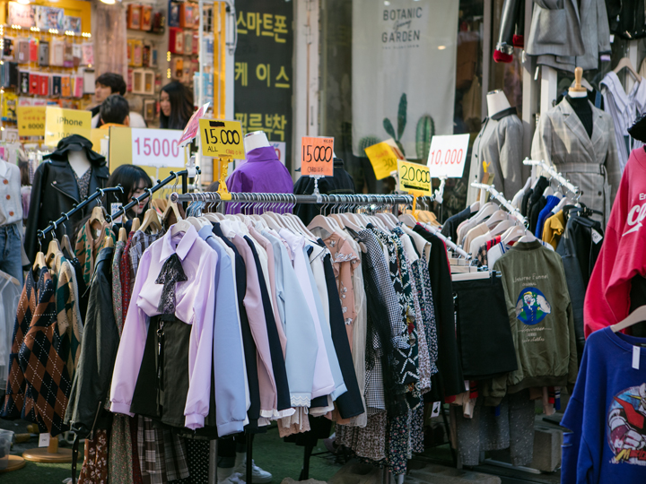 许多店前会有主要风格衣服展示,价格往往也会标出来!