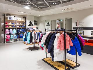 儿童鞋、儿童服装、儿童背包也有出售