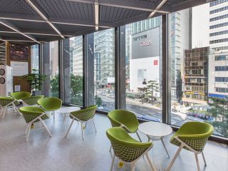 可看到明洞马路上车如流水的景象