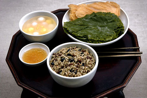 五谷饭、蔬菜叶、年糕汤