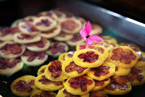 在煎饼上贴上金达莱花瓣