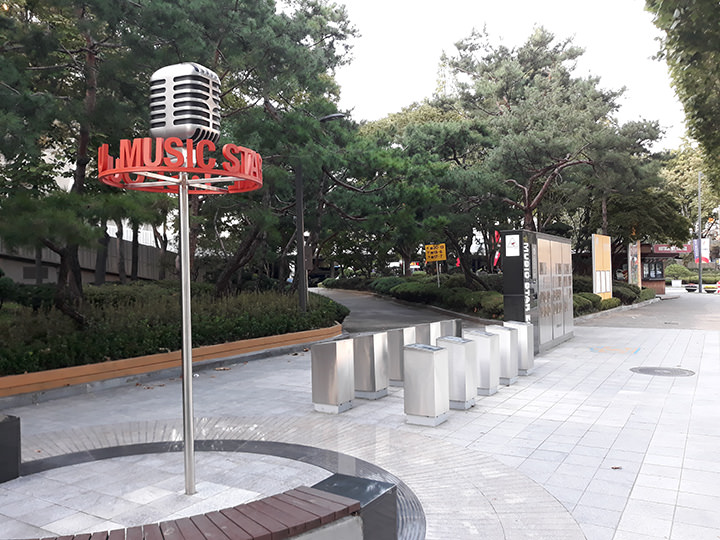 在蚕室综合运动场演出过的明星手印