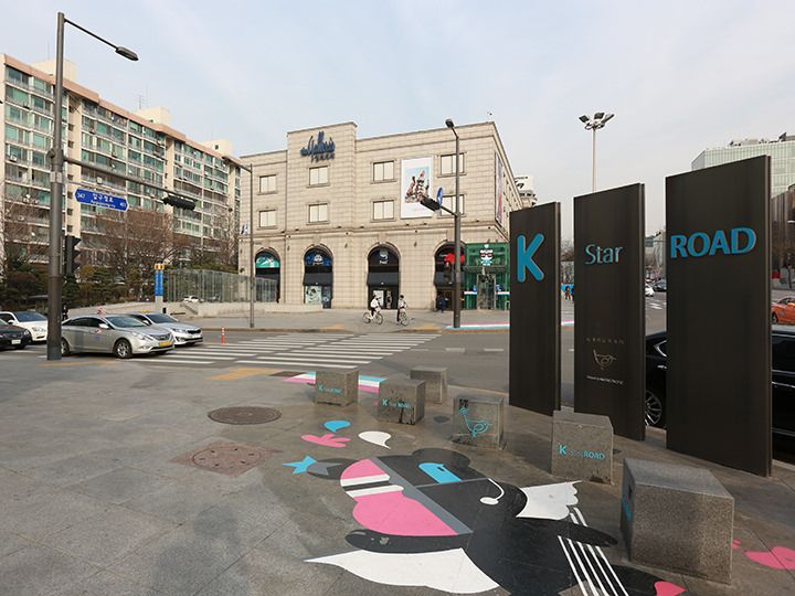 位于狎鸥亭罗德奥站2号出口“Galleria百货 名品馆EAST”前