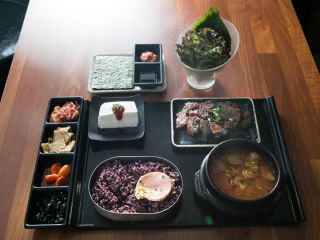 弘大物美价廉的烤肉定食美食店“文淑水芹餐馆”