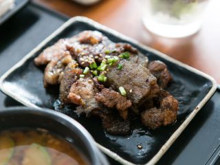 猪颈肉大火翻炒，香气扑鼻，肉质鲜嫩