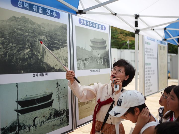 有解说人员进行现场讲解的参观活动
(2009年~2012年实施)