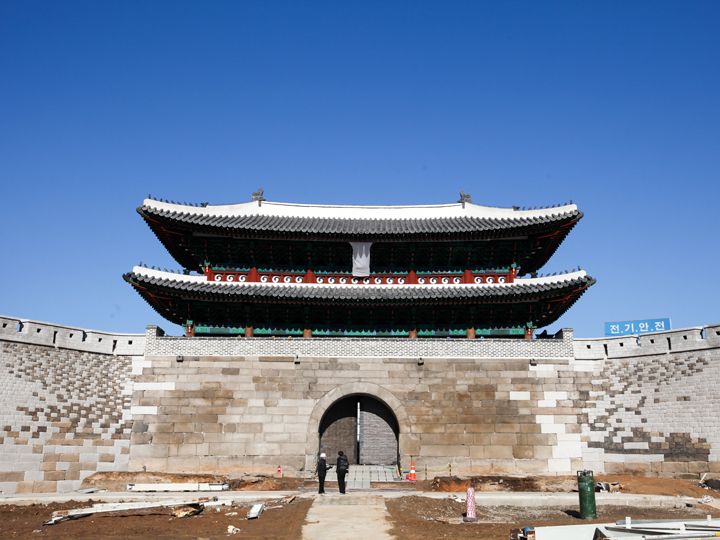 拆除围栏后的崇礼门
(2013年2月14日)