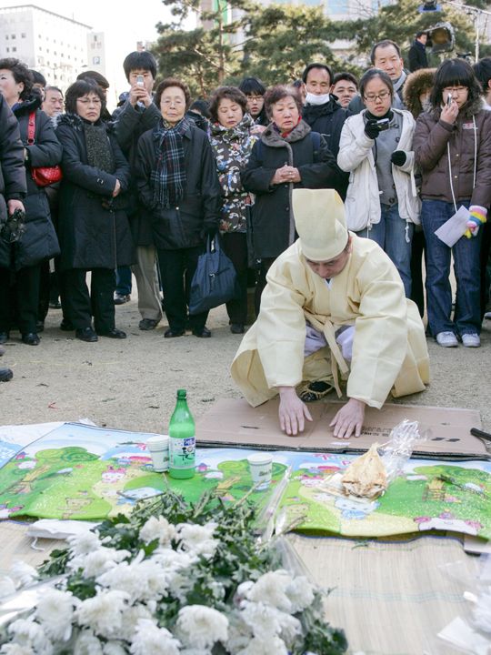 着丧服、献鲜花、摆米酒的追悼式