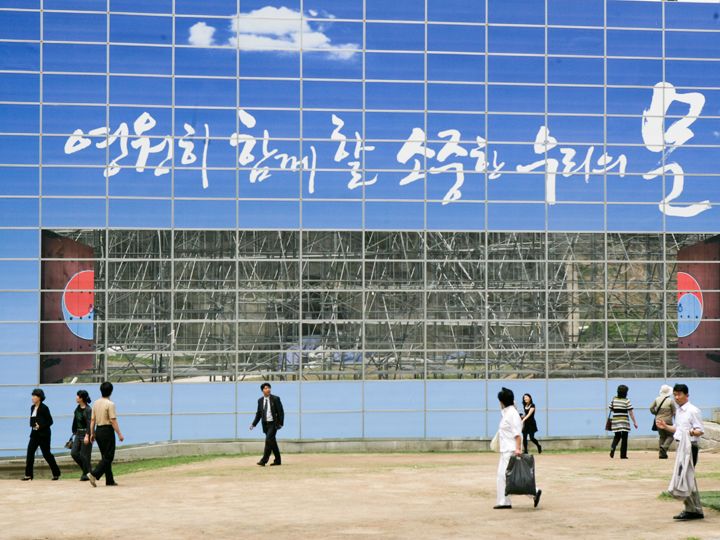 为让市民了解工程进度,特地在围栏上留出的一扇窗
(2008年6月)