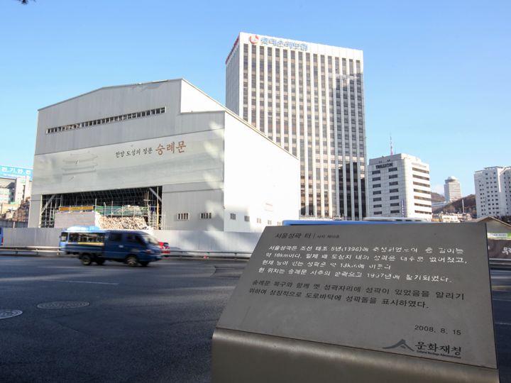 楼阁与城墙的重建工作一同进行
(2012年2月)