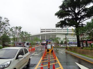 东大新站2号口出来往前走一会就能看到场馆入口