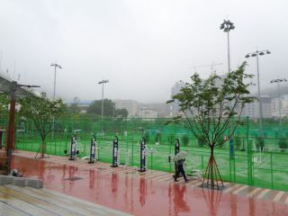 除了主赛场外还有篮球场