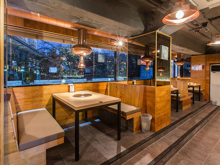 窗外即是中国大使馆庭院