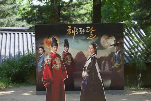 “拥抱太阳的月亮”等身展示板