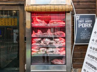 店铺外面放置的熟成猪肉冰箱