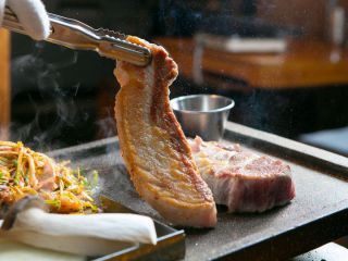 以美味的熟成猪肉闻名的“马厩鲜肉 永登浦站店”