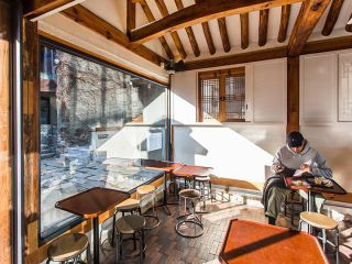 咖啡厅室内素雅，很有韩屋风韵