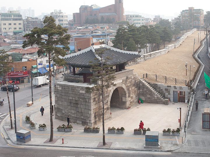 到达山顶后再沿着城郭下来就能走到“国立剧场”前,“首尔悦榕庄酒店”区域。从旁边“首尔新罗酒店”“新罗免税店 首尔总店”后方往前走,穿过住宅区就能到达“光熙门”。