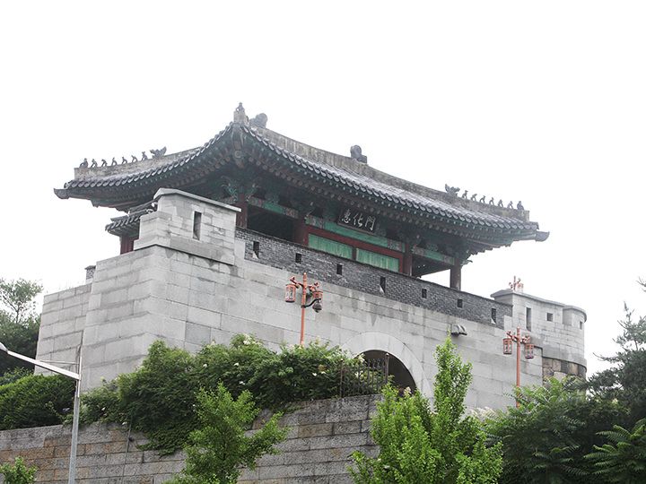 从骆山公园沿着城墙下去走到大路就能到达东小门“惠化门”。附近是地铁4号线所在的汉城大入口站。