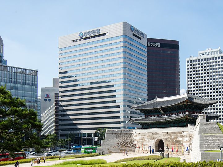 就能到达著名的“南大门市场”旁的南大门“崇礼门”。