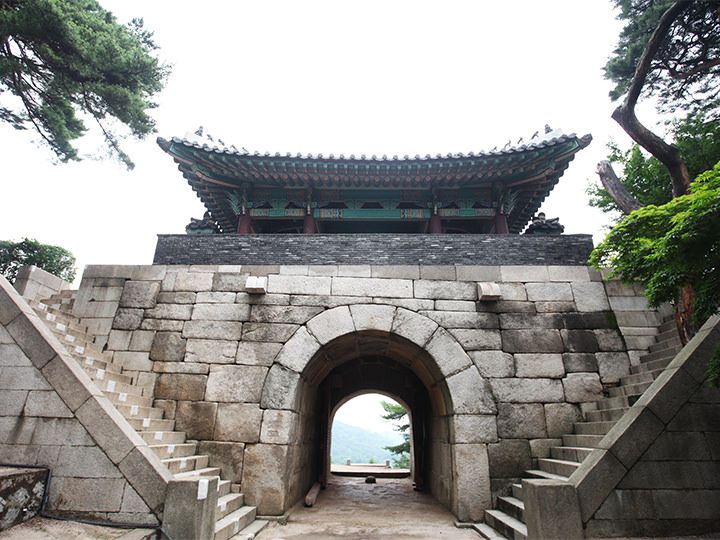 北岳山里威严的北大门“肃靖门”。只有从北岳山登山时才能看到的城门。