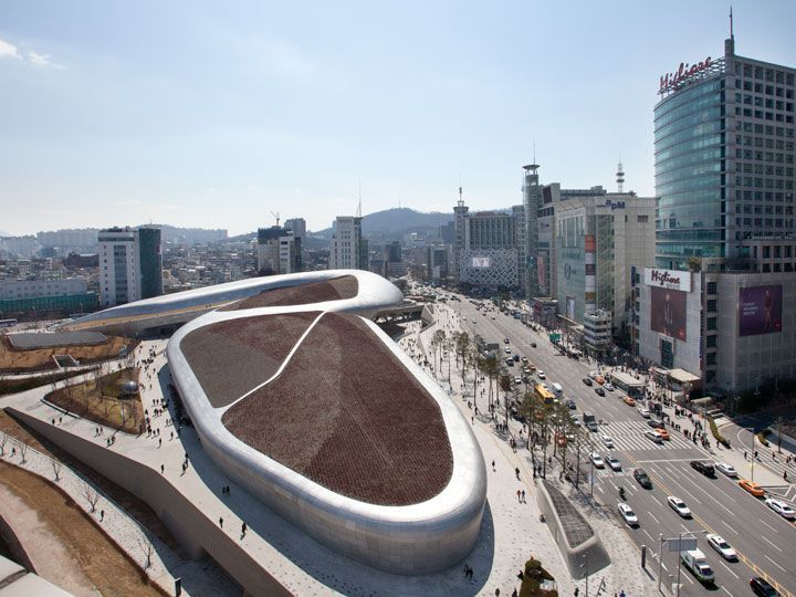 继续往前走,经过“东大门设计师广场(DDP)”旁的“东大门历史文化公园”就能看到本篇文章最开始介绍的起点“兴仁之门”。