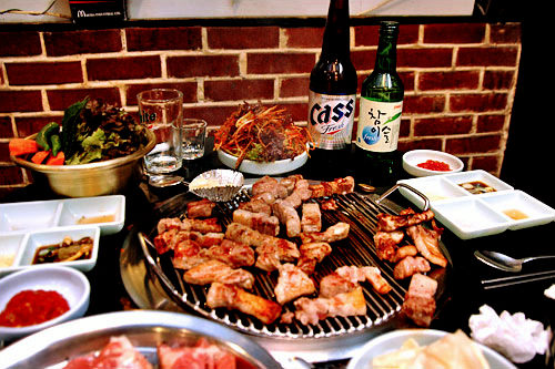 丰盛的烤肉,配韩国烧酒