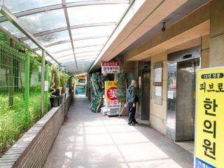 乘坐电梯上楼即可