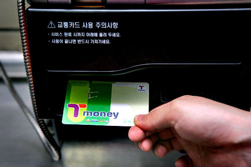 通话结束,
将话筒放回并取回T-money卡