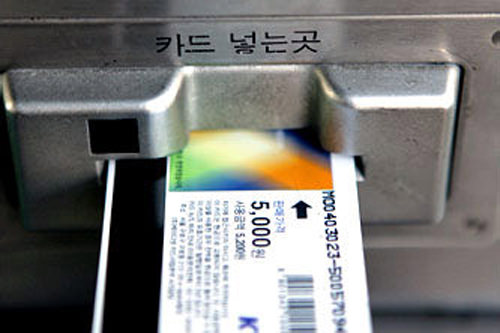 韩国国内使用的电话卡要将标有金额的一面朝上,
插入卡槽方可使用