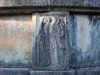 墓的四周由十二神将像守护