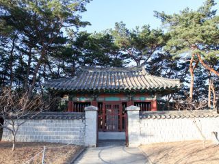 从售票处沿着楼梯上去首先会经过金庾信神道碑