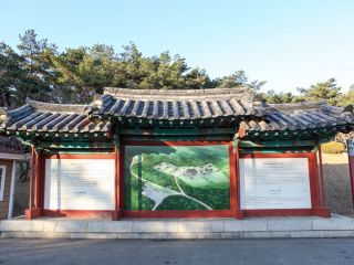 入口处有中文讲解及地图