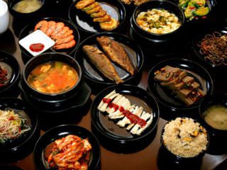 各式各样小菜搭配而成的韩定食