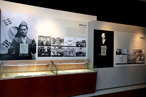 左侧是暗杀日本陆军大将的尹奉吉