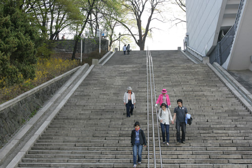 阶梯位于西侧广场,右后方是N首尔塔的首尔教育研究信息院旁的大阶梯曾在2005年播出的《我的名字叫金三顺》中出现并因此而出名!