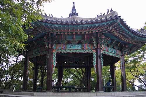 八角亭2001年播出的韩剧《美丽的日子》里莲秀和世娜见面的地方。