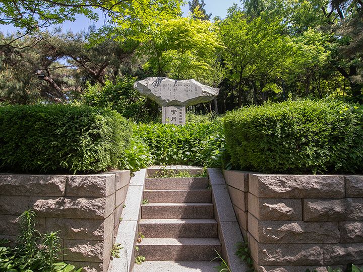 金素月的诗碑韩国国民诗人——金素月的诗碑。