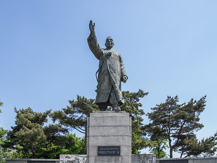 金九像创办统一独立促成会,推进南北政府统一的韩国独立运动家,号白凡。