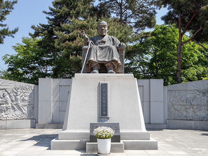 李始荣像独立运动家、政治家,韩国首任副总统。也是庆熙大学创办人之一。