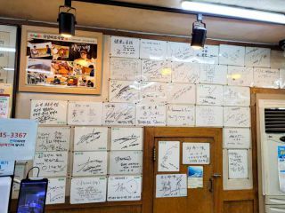 满墙的签名都是来店里吃过饭的名人