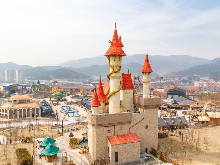 「洛莉之城」釜山乐天世界必去打卡拍照区。到了夜晚,灯光打在城堡上呈现出更加美丽的风光。